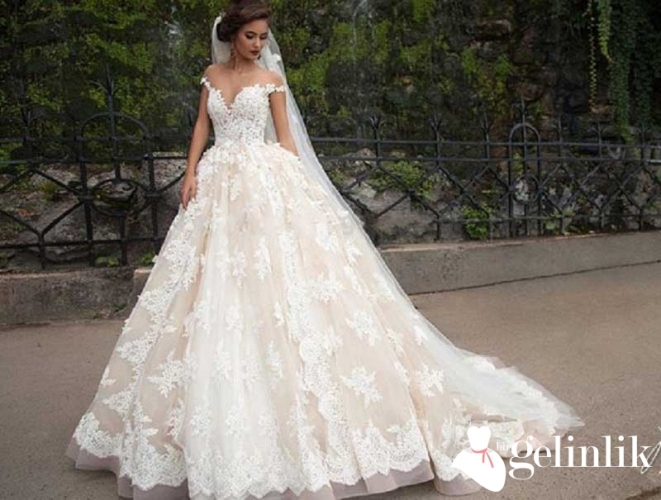 Düşük Omuzlu Dantel Tül Duvaklı Prenses Gelinlik Modeli
