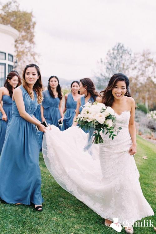 Straplez Yaka Dantel Motifli Dar Kesim Gelinlik Modeli