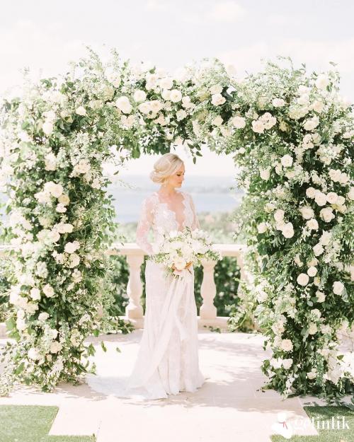 V Yaka Dantel Süslemeli Dar Kesim Gelinlik Modeli