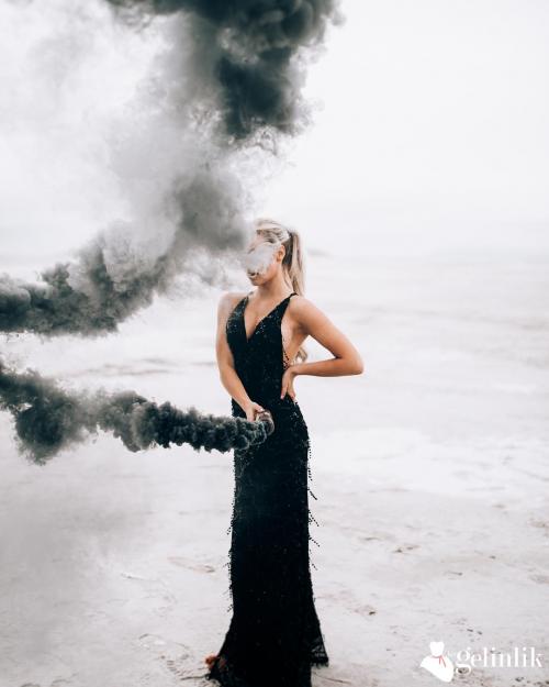 Dar Kesim Askılı Siyah Abiye Modeli