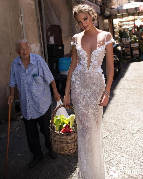 Çiçek Desenli Dar Kesim Gelinlik Modeli