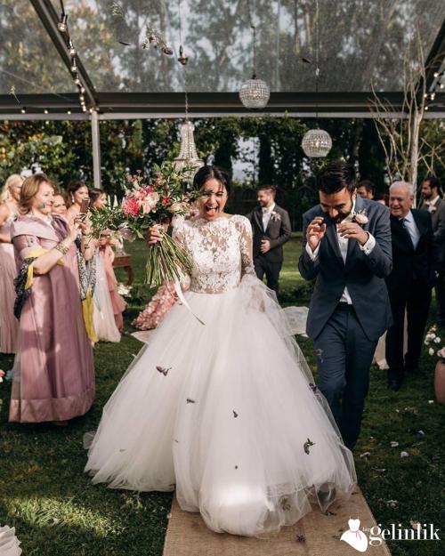 Sırtı Açık A Kesim Kapalı Transparan Yaka Gelinlik Modeli