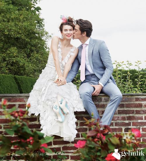 Çiçek Detaylı V Yaka Gelinlik Modeli