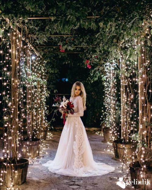 Dantel Motifli A Kesim Uzun Kollu Gelinlik Modeli