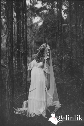 Düşük Omuzlu Sade Tül Duvaklı Dar Kesim Gelinlik Modeli