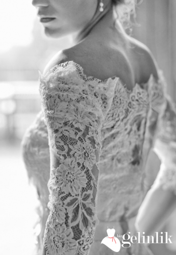 Kayık Yaka Dantel Uzun Kollu Gelinlik Modeli