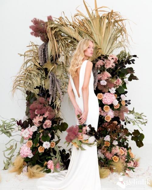 Sırtı Açık Askılı Balık Model Sade Yırtmaçlı Gelinlik