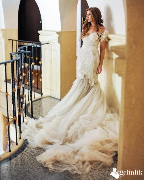 Düşük Omuzlu Balık Model Dantel Motifli Gelinlik