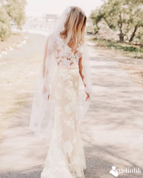 Farklı Gelin Adayları İçin Çiçek Desenli Dar Kesim Gelinlik