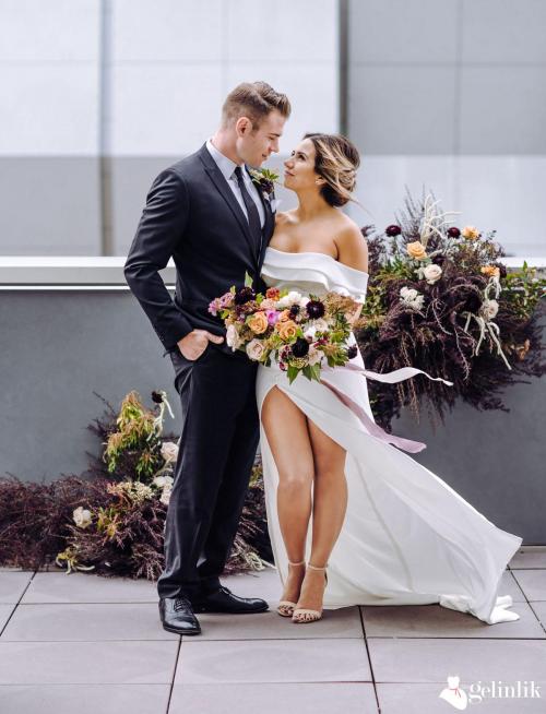 Düşük Omuzlu Yırtmaçlı Sade Gelinlik