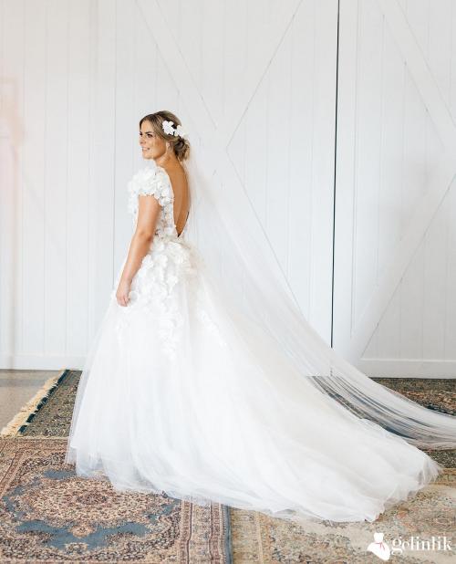 Sırt Dekolteli Çiçek Desenli Gelinlik