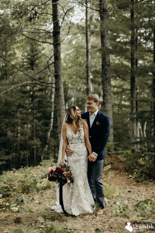 V Yaka Çiçek Desenli Gelinlik Modeli