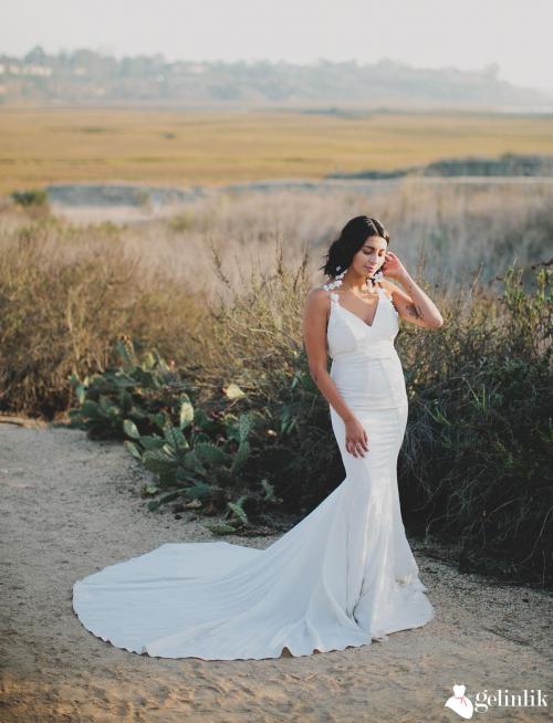 İp Askılı V Yaka Dantel Motifli Balık Gelinlik Modeli