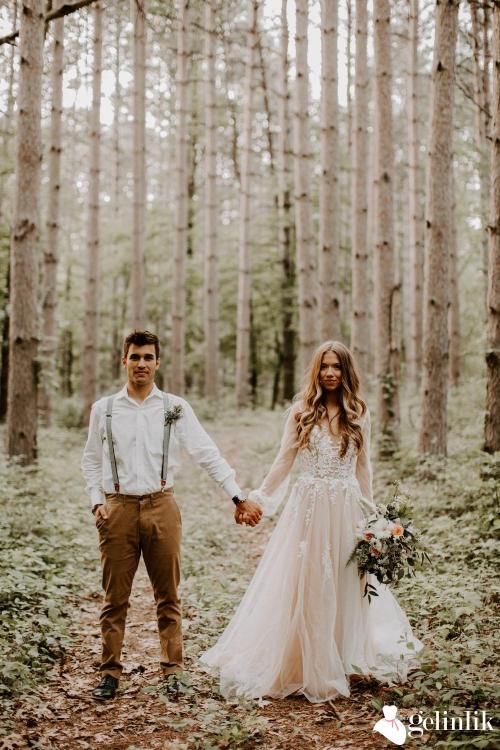 Uzun Kollu Sırtı Açık Dantel Motifli Gelinlik Modeli