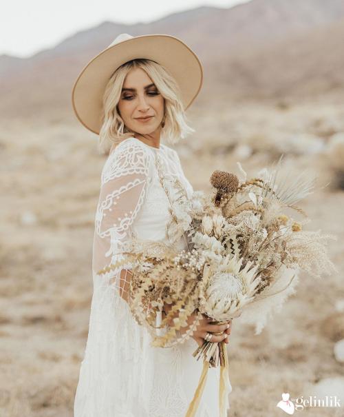 Sırtı Açık Balık Model Kapalı Yaka Dantel Süslemeli Gelinlik