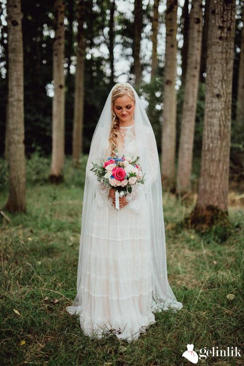 Düz Kesim Uzun Kollu Dantel Gelinlik Modeli