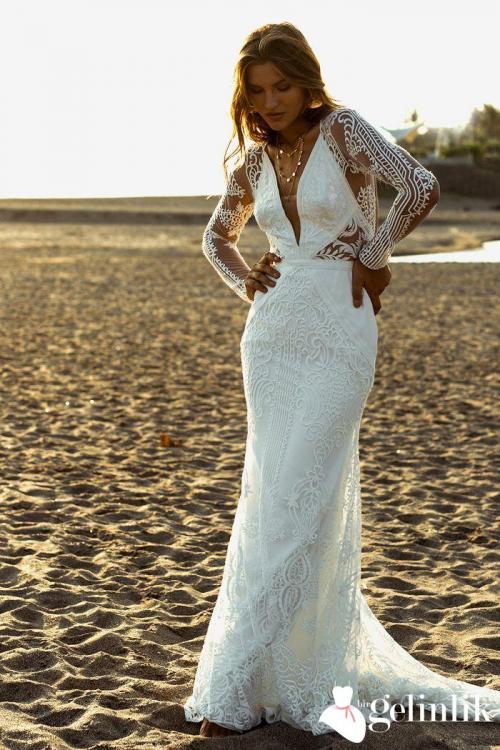 Dantel Motifli Sırtı Açık V Yaka Balık Gelinlik Modeli