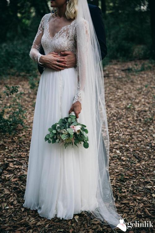 Sırtı Açık V Yaka Dantel Motifli Salaş Gelinlik