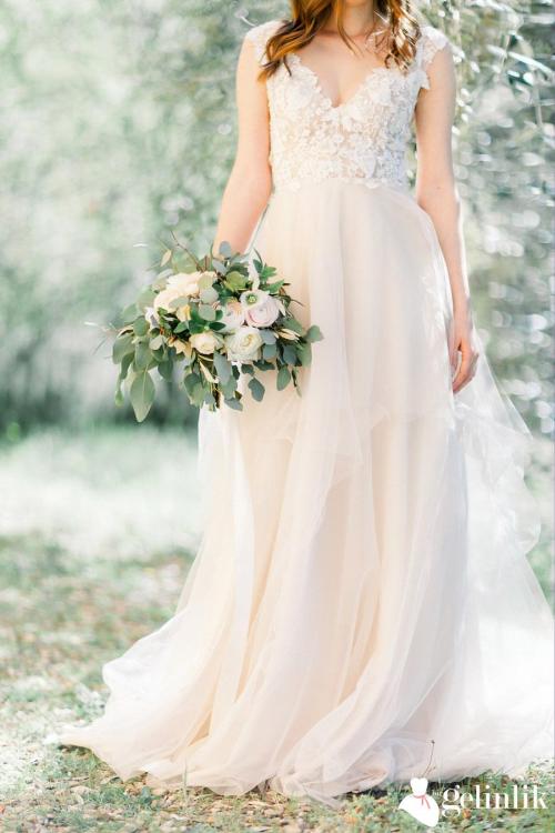 Sırtı Açık V Yaka Salaş Model Çiçek Motifli Gelinlik