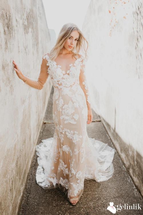 Sırtı Açık V Yaka Çiçek Desenli Gelinlik Modeli