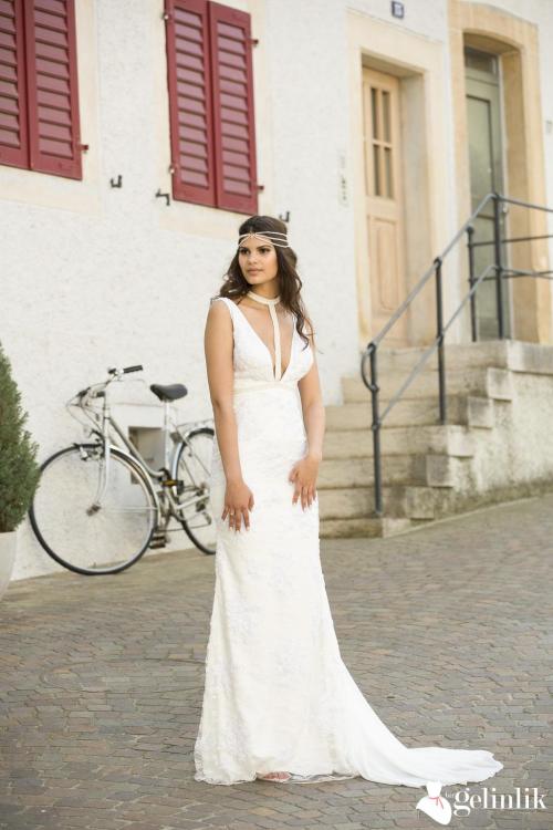 Sırtı Açık Kemerli Dekolteli V Yaka Dar Kesim Gelinlik