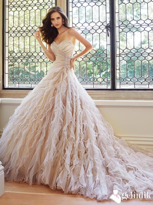 A Kesim Model Straplez Kabarık Gelinlik: Marlene