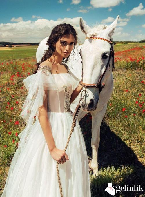 Sırt Detaylı Transparan Omuzlu A Kesim Gelinlik