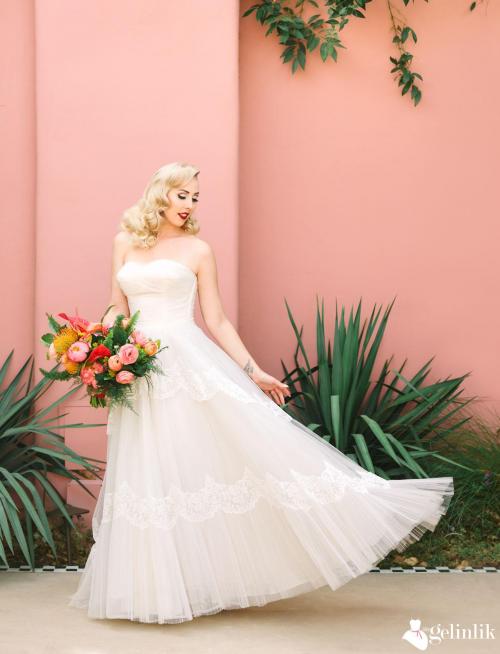 Straplez Dantel Şeritli A Kesim Gelinlik Modeli