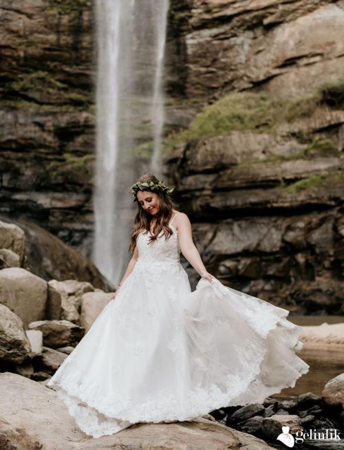 İp Askılı Sırt Dekolteli Lillian West Gelinlik Modeli