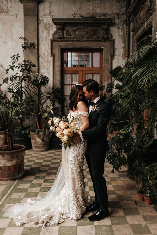 Zarif Çiçek Desenli Düşük Omuzlu Gelinlik