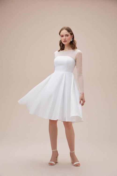 Zarifliğin Beyaz Dokunuşu: Transparan Omuzlu Sade Gelinlik Modeli